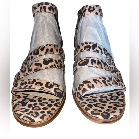 🐆 NWB! Leopard Strappy Sandals - Picture 6 of 9